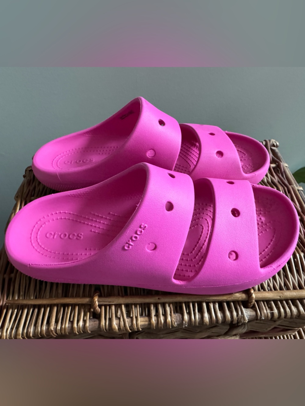 CROCS Size 9 Pink Classic Sandal